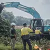 Petugas PLN Indonesia Power UBP Saguling bersama TNI membersihkan eceng gondok di Waduk Saguling guna menjaga
