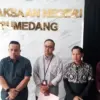 Kasi Pidum Kejari Sumedang, Muhamad Yodi Nugraha (tengah) didampingi Kasi Pidsus Kejari Sumedang, Fawzal Mahfu