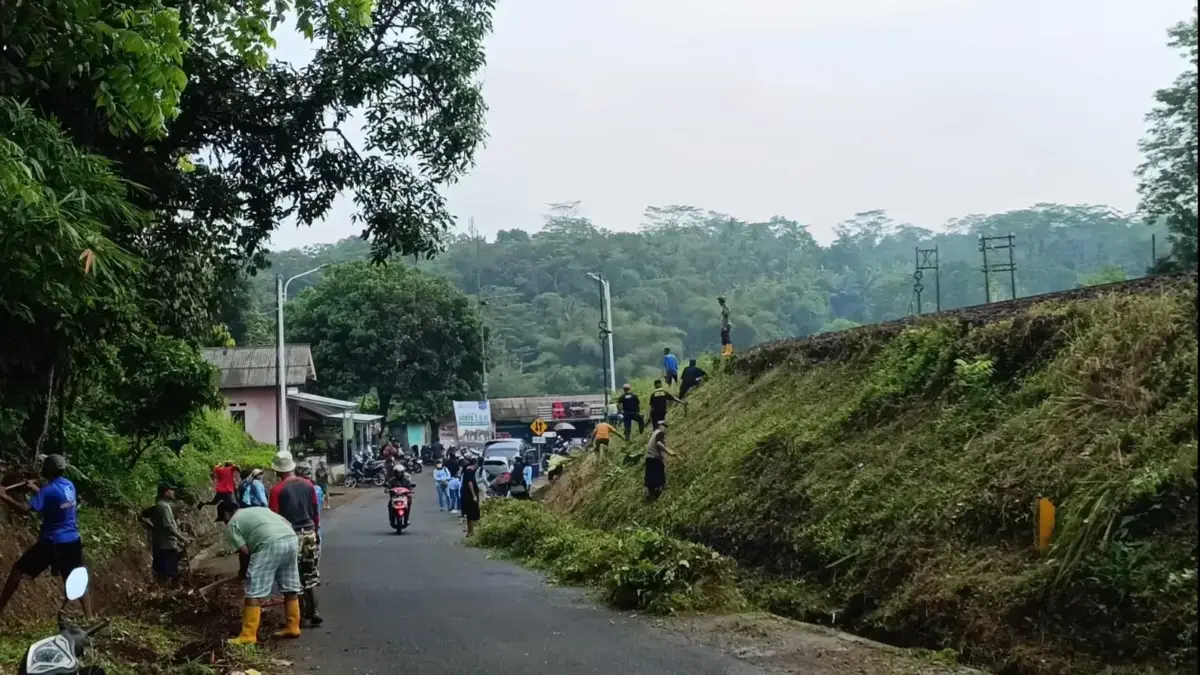 Gabungan Empat Desa Bersihkan Wilayah Ciarahong Warga dari empat desa di Kabupaten Tasikmalaya dan Ciamis melaksanakan jumat bersih di wilayah area dekat Jemb