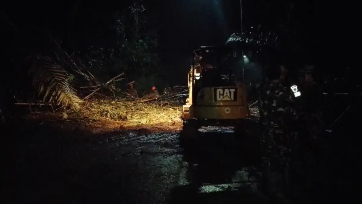 Gelap Tanpa Lampu Jalan Puluhan Kendaraan Terjebak Longsor Cadas Pangeran Akses lumpuh total akibat longsor membuat puluhan kendaraan terjebak di jalur cadas tanpa penerangan jalan yan
