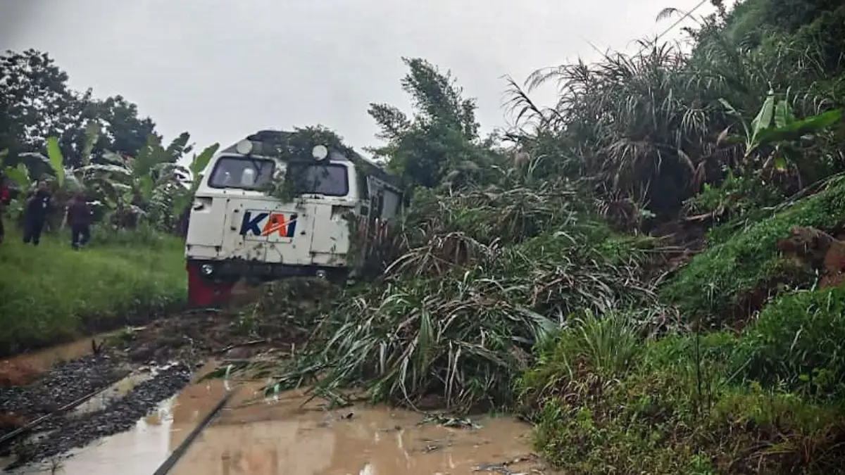KA Ciremai Anjlok di Cikalongwetan Usai Tabrak Longsor