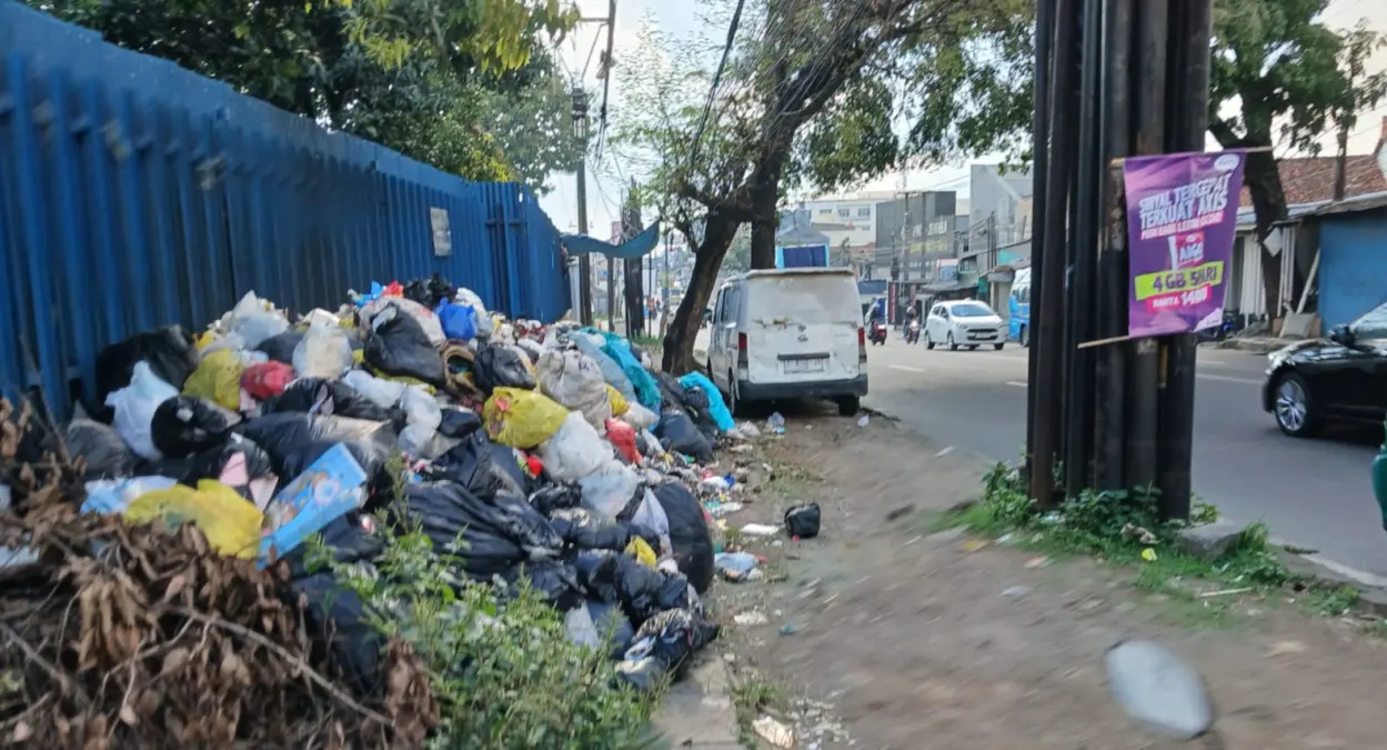 3 Pekan Tak Diangkut, Gunungan Sampah di Sejumlah Titik Hiasi Kabupaten Bandung  – jabarekspres.com