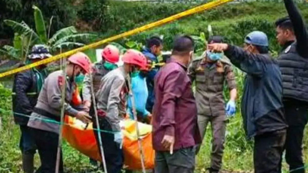 Petugas kepolisian dibantu warga mengevakuasi jasad korban yang ditemukan tersangkut di aliran Sungai Lembang
