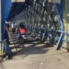Pengguna Jembatan Cirahong Akui Beri Receh Tanpa Paksaan, Benarkah? 
