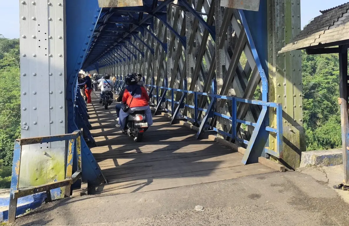 Pengguna Jembatan Cirahong Akui Beri Receh Tanpa Paksaan, Sebut Relawan Sangat Membantu – jabarekspres.com
