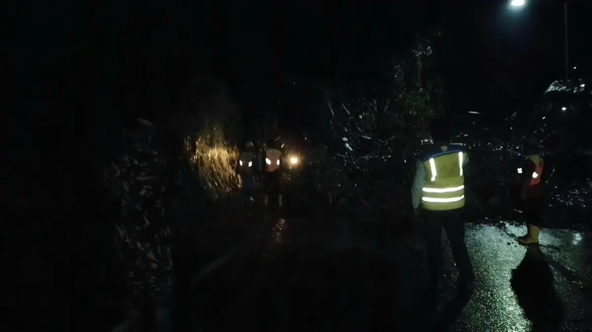 Puluhan Kendaraan Terjebak Longsor Cadas Pangeran, Petugas Buat Celah Evakuasi di Tengah Gelapnya Ruas Jalan