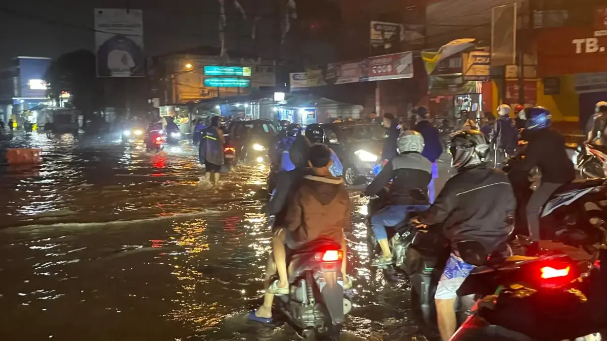Sungai Citarum Meluap, Banjir Kembali Genangi Jalan Raya Dayeuhkolot