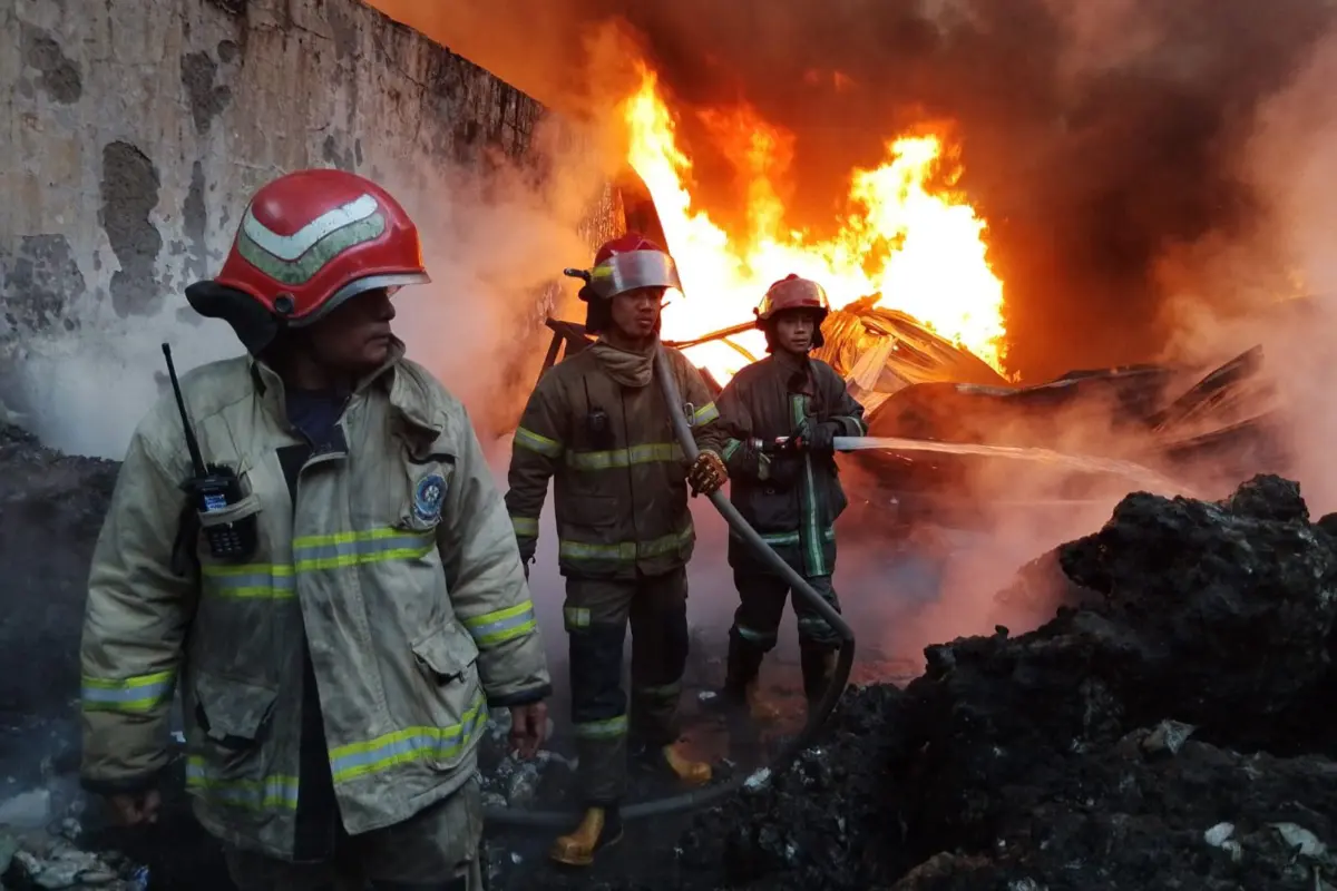 Kebakaran Hebat di Margaasih, Gudang Rongsok Dilalap Api – jabarekspres.com