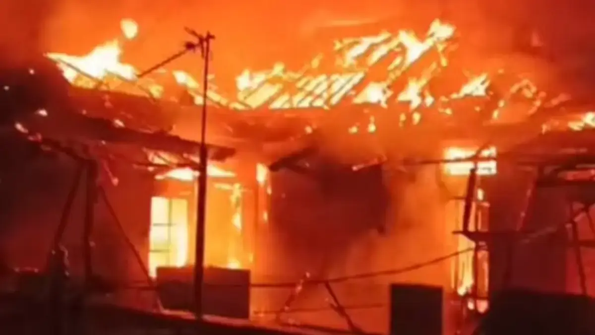 Korsleting di Basement, Rumah dan Toko Elektronik di Sukaraja Terbakar Hangus