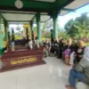 Fans saat ziarah ke makam Nike Ardilla di Desa Imbanagara Kabupaten Ciamis, Minggi (12/4/2026)