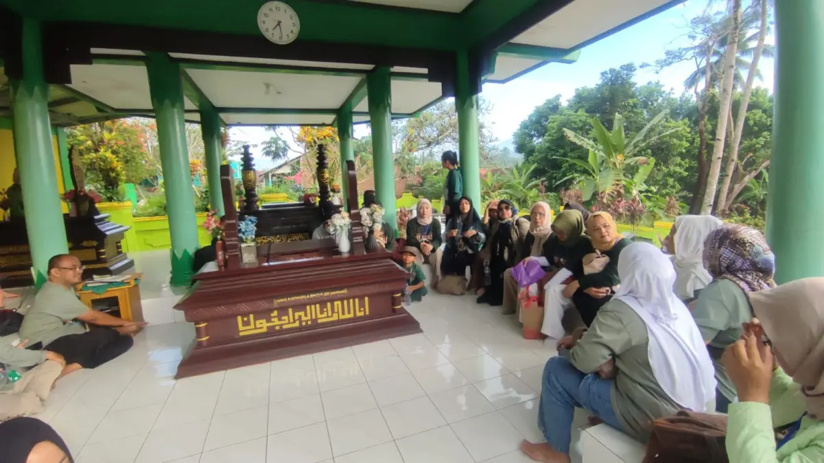 Ziarah Haul 31 Tahun Nike Ardilla, Fans dari Jabodetabek hingga Semarang Padati Makam di Ciamis – jabarekspres.com Ziarah Haul 31 Tahun Nike Ardilla, Fans dari Jabodetabek hingga Semarang Padati Makam di Ciamis – jabarekspres.com