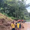 Jalur penghubung Sumedang-Subang terganggu akibat tebing yang ambrol di wilayah Desa Sukamaju