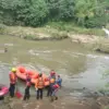 Tim gabungan saat berupaya melakukan pencarian lansia hanyut di kawasan aliran Sungai Ciliwung, Kecamatan Suka