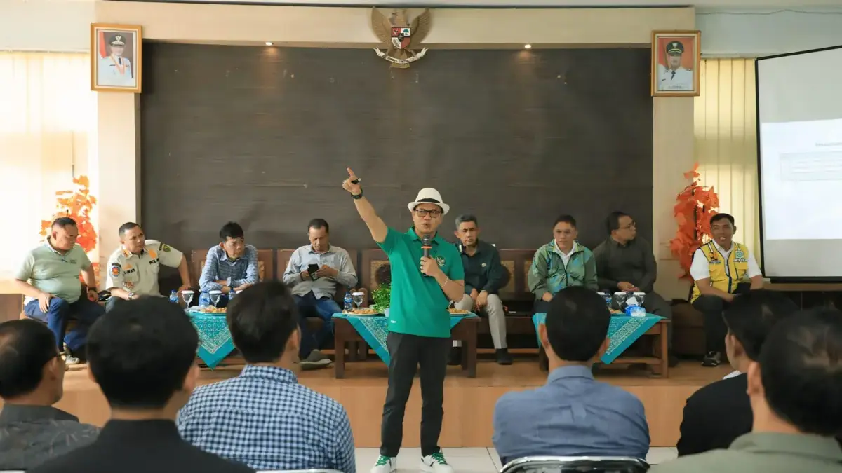 Dadang Supriatna Pimpin Rakor Pentahelix, Penanganan Banjir Sungai Cisunggalah Didorong Kolaboratif Bupati Bandung Dadang Supriatna memimpin rapat koordinasi (rakor) forum pentahelix penanganan banjir Sungai