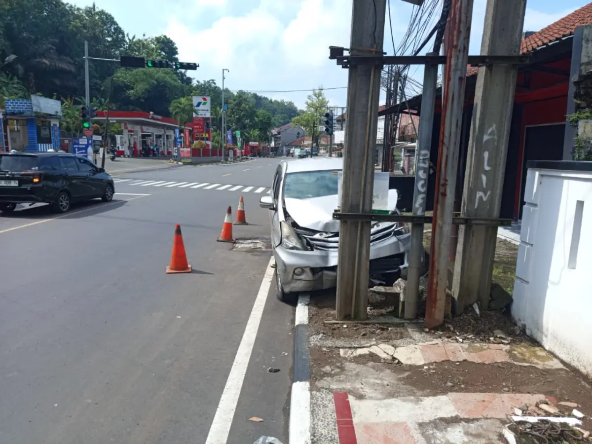 Alami Microsleep, Minibus di Parungsari-Banjar Hantam Tiang Listrik – jabarekspres.com