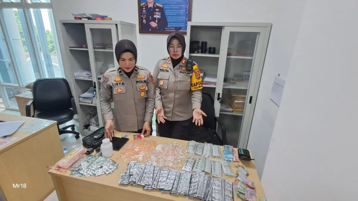 Kapolsek Kemang Nyamar Jadi Pembeli, 4.756 Obat Keras Disita serta Dua Pelaku Diamankan Kapolsek Kemang Nyamar Jadi Pembeli, 4.756 Obat Keras Disita serta Dua Pelaku Diamankan