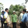 Bupati Bandung Dadang Supriatna meninjau langsung progres normalisasi Sungai Cisunggalah hari ketiga