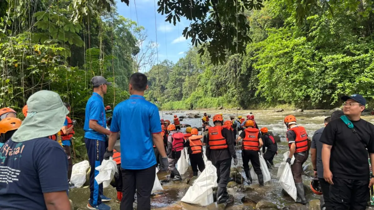 Kebun Raya Bogor Gelar Aksi Lingkungan Operasi Plastik, 1,2 Ton Sampah Berhasil Diangkat dari Sungai Ciliwung – jabarekspres.com