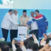 Gubernur Jawa Tengah Ahmad Luthfi mendampingi Presiden Prabowo Subianto melaksanakan peletakan batu pertama