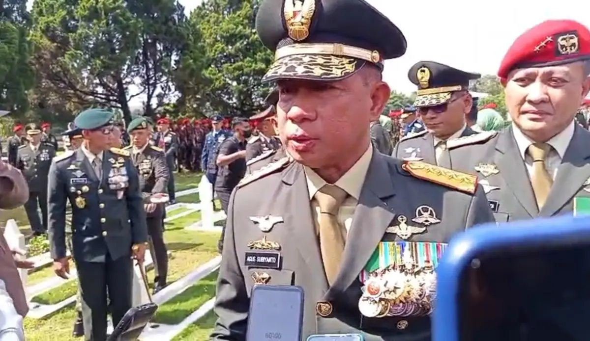 Sealmamater, Panglima TNI Jenderal Agus Sampaikan Belasungkawa dan Beasiswa ke Keluarga Mayor Zulmi – jabarekspres.com