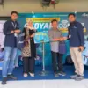 PLN Icon Plus menyerahkan hadiah Grandprize utama berupa satu unit motor listrik dalam rangkaian program Gebya