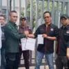 Ratusan massa Pemuda Peduli Perubahan Indramayu atau PPPI mengepung kantor Kejaksaan Tinggi Jawa Barat pada Ju