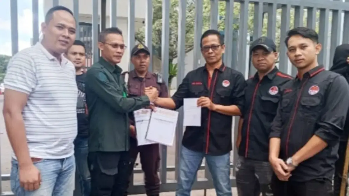 Ratusan massa Pemuda Peduli Perubahan Indramayu atau PPPI mengepung kantor Kejaksaan Tinggi Jawa Barat pada Ju
