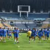 Skuad Persib Bandung sedang berlatih di GBLA/