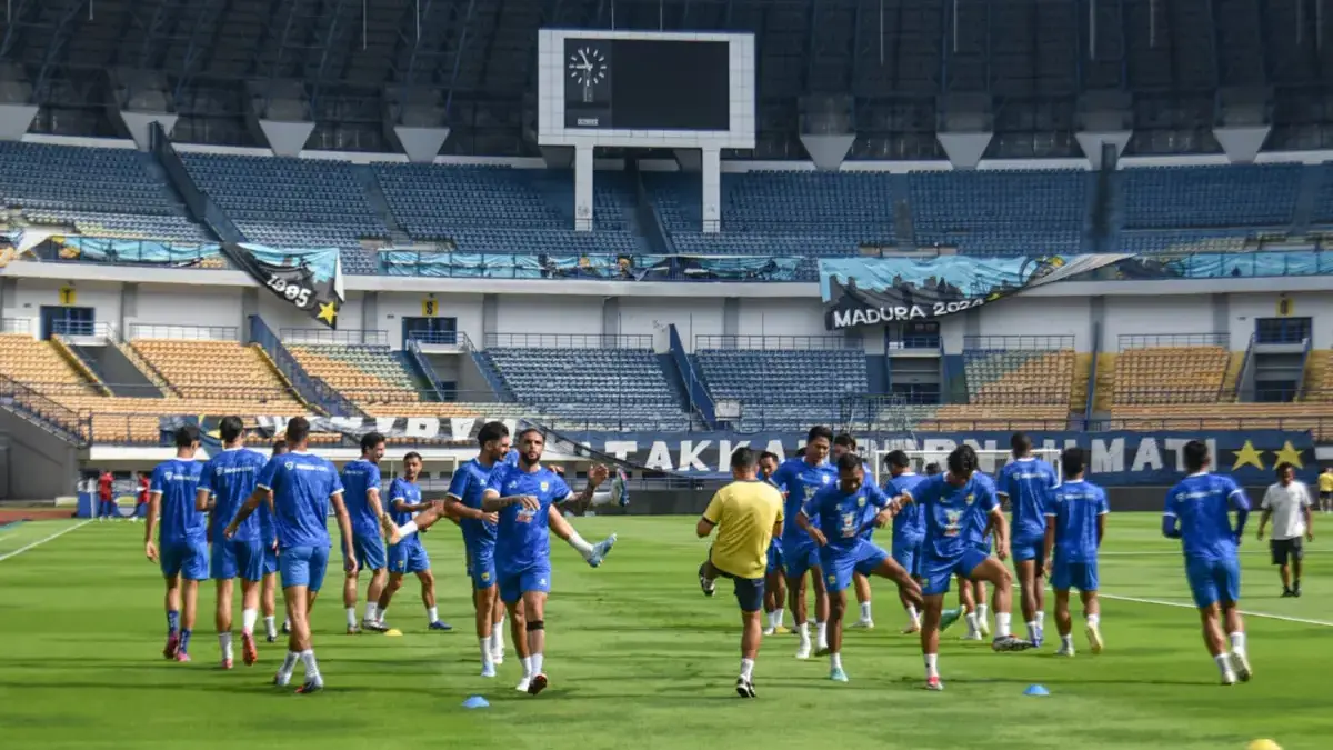 Skuad Persib Bandung sedang berlatih di GBLA/