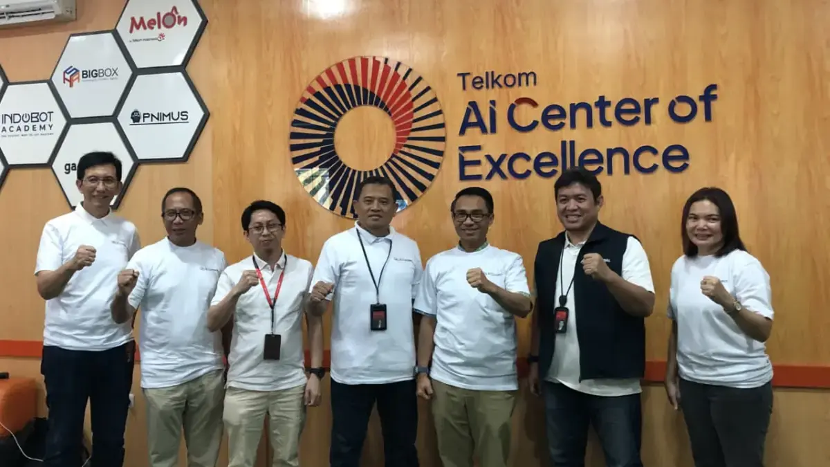 Direktur IT Digital Telkom Faizal Rochmad Djoemadi (ketiga dari kanan) meninjau langsung fasilitas serta berba
