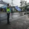 Anggota Kepolisian melakukan pengaturan lalu lintas saat pemberlakuan sistem satu arah pada arus mudik di kawa