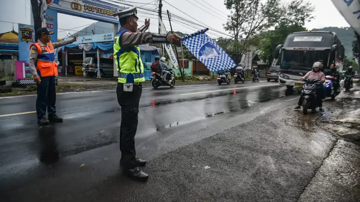 Operasi Ketupat Lodaya 2026: Angka Kecelakaan Lalu Lintas di Jabar Turun 76 Persen Anggota Kepolisian melakukan pengaturan lalu lintas saat pemberlakuan sistem satu arah pada arus mudik di kawa