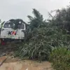 Kondisi Kereta Api Ciremai yang anjlok usai menabrak material longsor di Cikalongwetan, Bandung Barat. Rabu (1