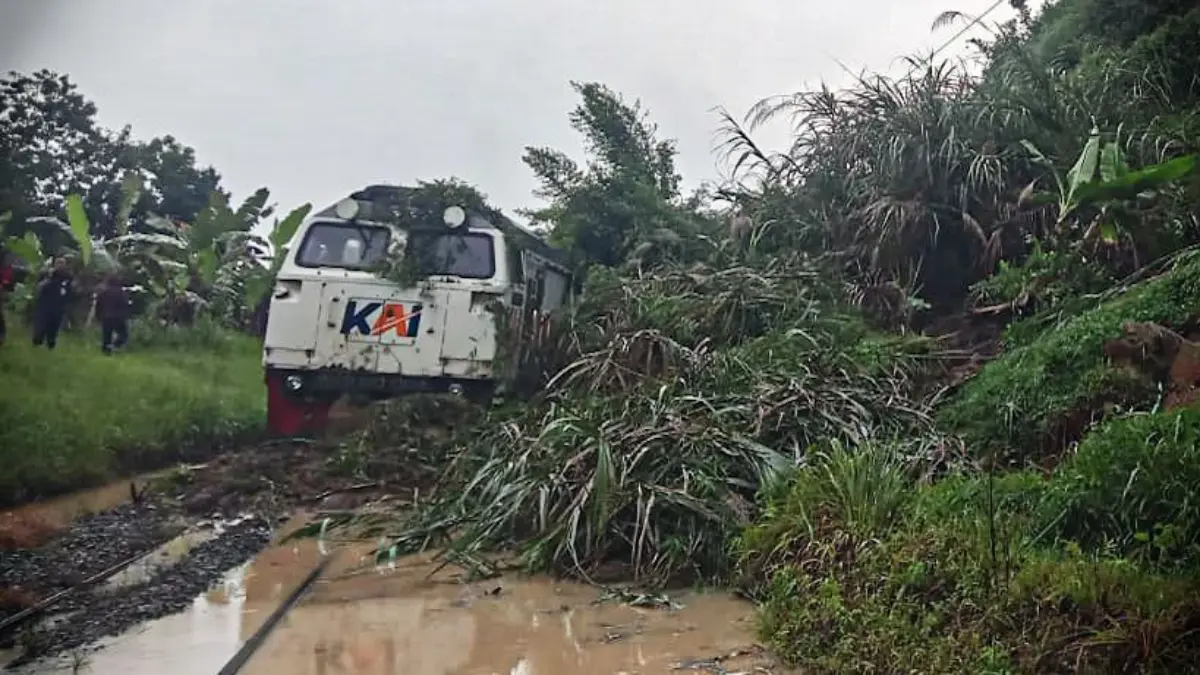 Kondisi Kereta Api Ciremai yang anjlok usai menabrak material longsor di Cikalongwetan, Bandung Barat. Rabu (1