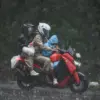 lustrasi: Pengendara sepeda motor terjebak hujan deras akibat cuaca ekstrem di jalur Nagreg, Kabupaten Bandung