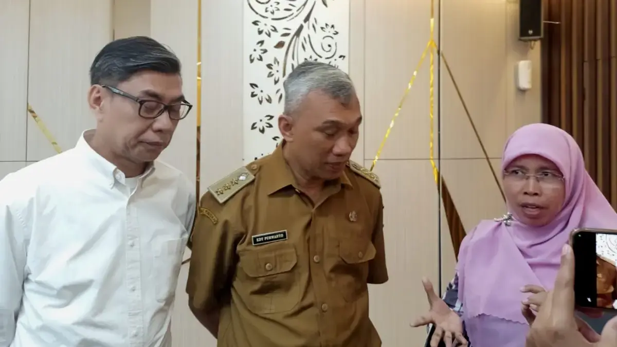 Temui Komisi V, Wali Murid Ngotot Siswa Bisa Berijazah SMK IDN Wakil Ketua Komisi V Siti Muntamah selepas hearing dengan perwakilan Komite SMK IDN
