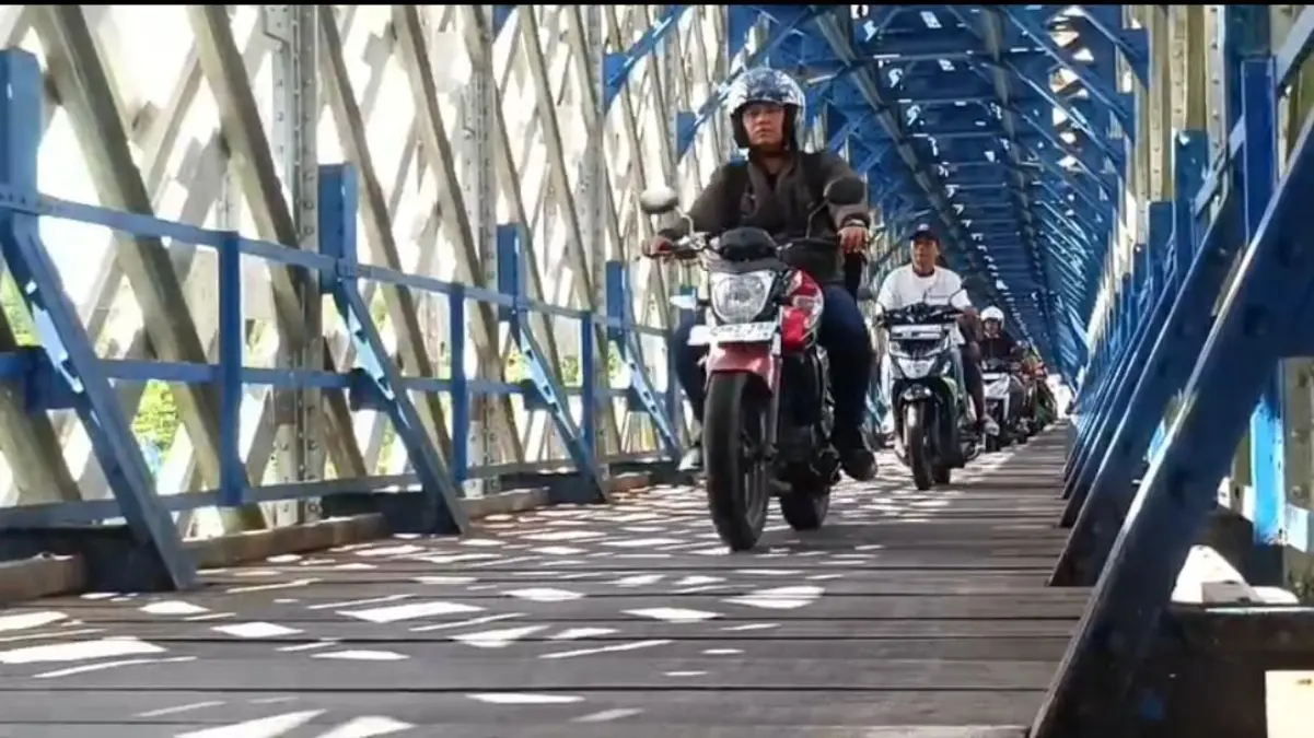 Pengendara bermotor melintasi jembatan Cirahong yang menghubungkan Kabupaten Ciamis dengan Kabupaten Tasikmala