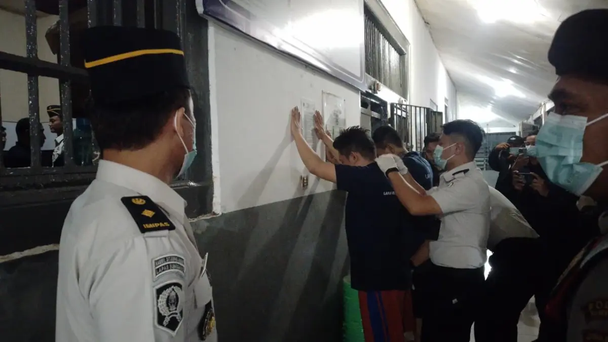 Lapas Sumedang Gelar Razia dan Tes Urine, Ada Barang Terlarang di Dalam Kamar Warga Binaan Petugas gabungan ketika melaksanakan razia terpadu dan tes urine di blok hunian warga binaan Lapas Kelas IIB S