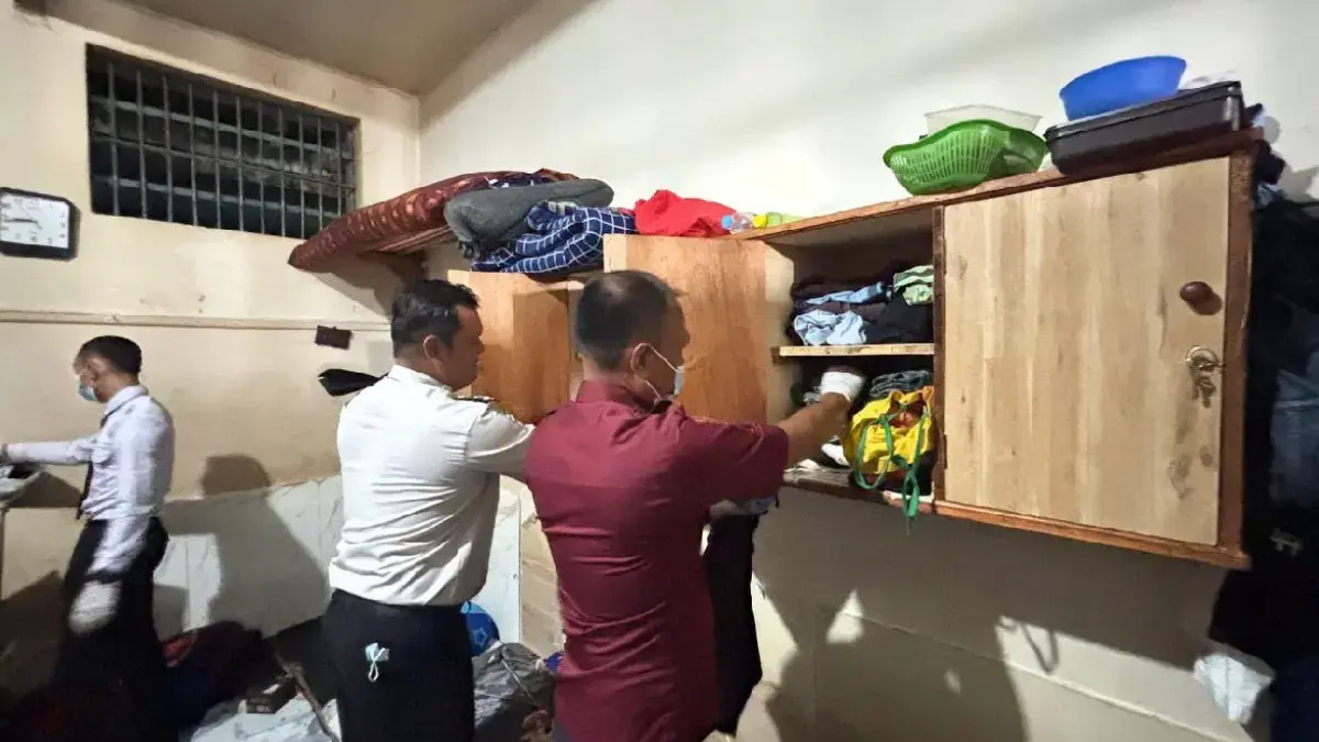 Razia Napi di Lapas Ciamis, Petugas Lakukan Penggeledahan dan Tes Urine Petugas Lapas Ciamis memeriksa kamar hunian warga binaan, Senin (6/4/2026) malam. (Istimewa/Lapas Ci