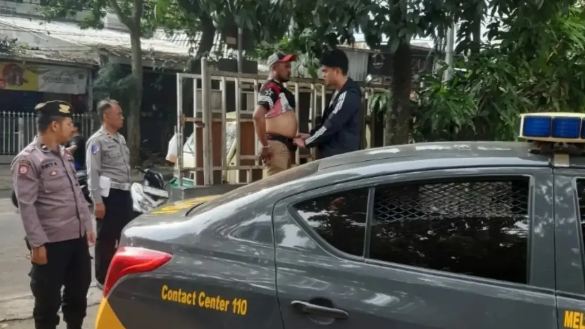 Ist. Seorang pria di Antapani saat diperiksa oleh petugas usai diduga menjual obat-obatan terlarang. Dok. Pols
