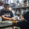 Ilustrasi: Warga membeli kantong plastik di Pasar Kosambi. Foto: Dimas Rachmatsyah / Jabar Ekspres