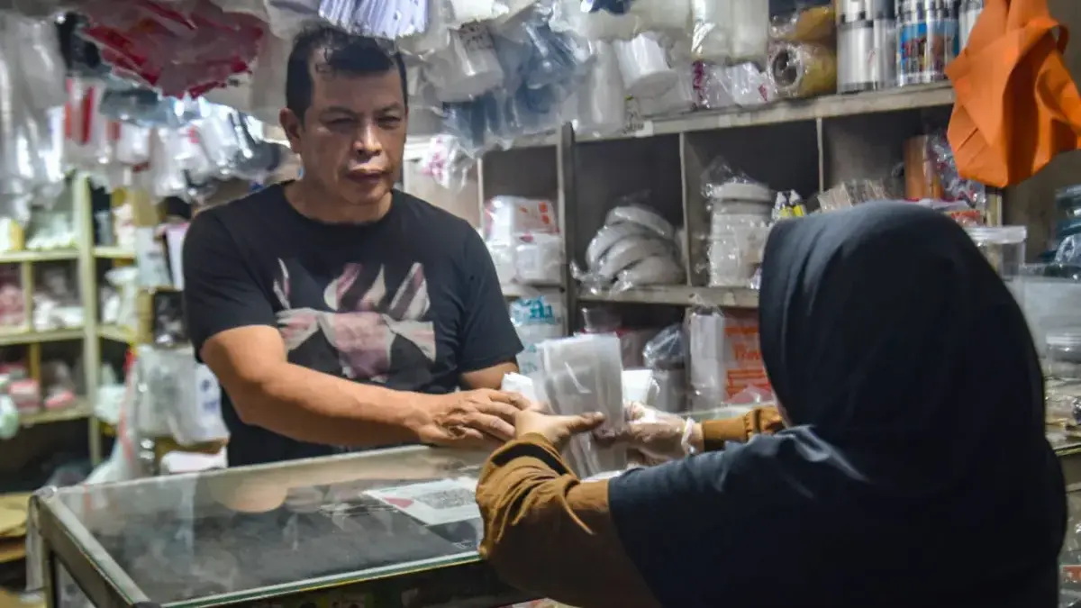 Plastik Mahal, Pedagang Padalarang Kian Tercekik Biaya Operasional Ilustrasi: Warga membeli kantong plastik di Pasar Kosambi. Foto: Dimas Rachmatsyah / Jabar Ekspres