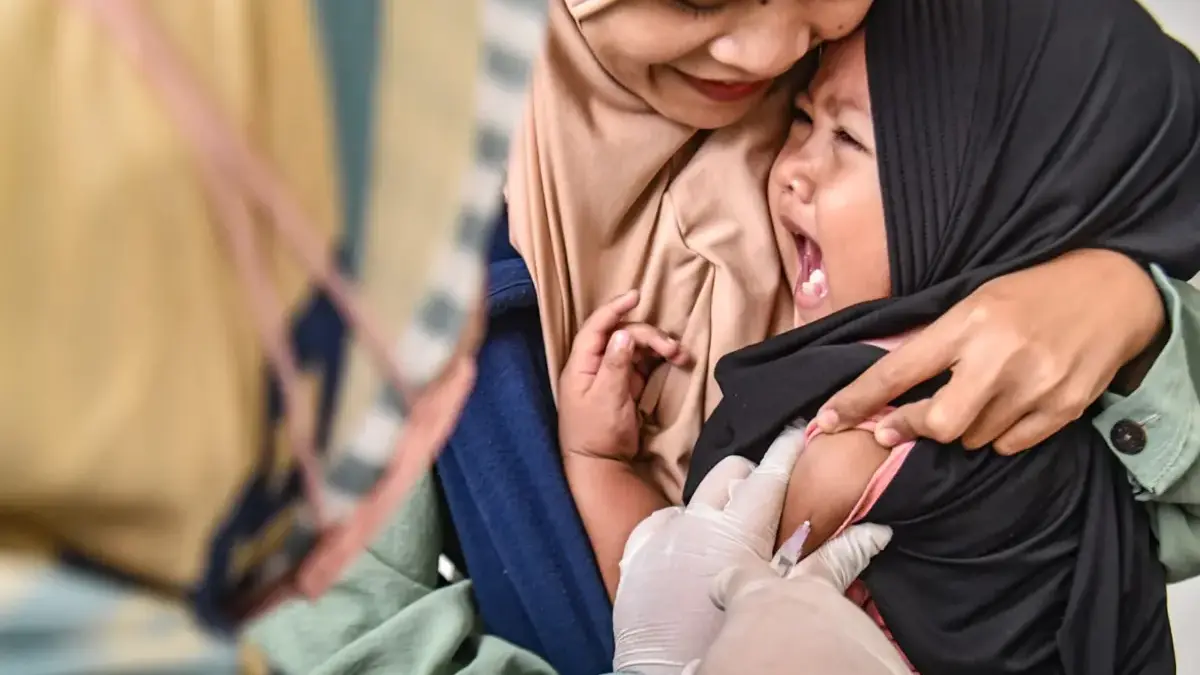 Kasus Campak Meningkat, Imunisasi Digencarkan: Ratusan Anak Jadi Sasaran Seorang dokter menyuntikkan vaksin campak kepada balita di Puskesmas Gumuruh, Kota Bandung, Selasa (7/4). Peme