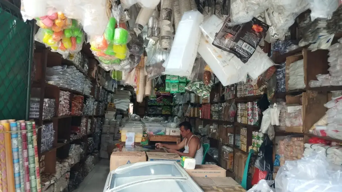 Harga Plastik di Pasar Bojonggede Melonjak hingga 100 Persen!