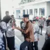 Bupati Ciamis Herdiat Sunarya menyalami para guru yang tergabung dalam PGRI Kabupaten Ciamis, Selasa (7/4/2026