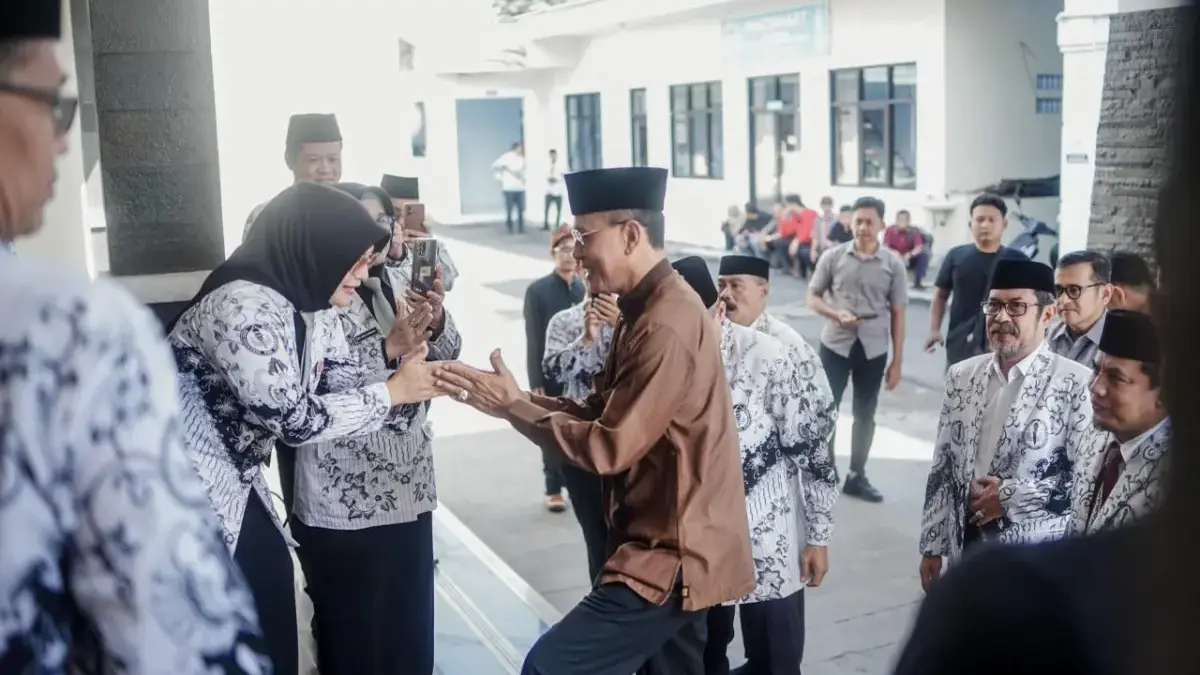 Bupati Ciamis Herdiat Sunarya menyalami para guru yang tergabung dalam PGRI Kabupaten Ciamis, Selasa (7/4/2026