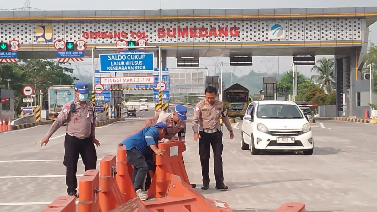 Unit PJR Tol Cisumdawu Satlantas Polres Sumedang ketika mengatur water barier untuk persiapan sebelum diberlak