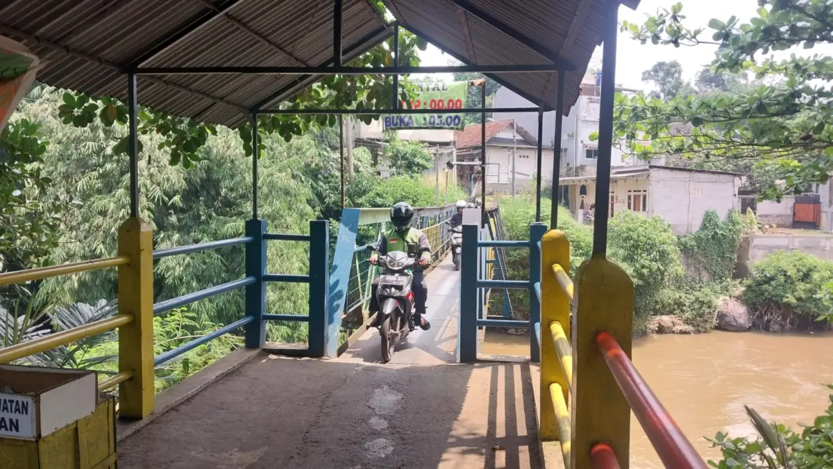 Warga Atur Lalu Lintas di Jalur Alternatif Batutulis Bogor Selatan, Harap Bantuan Petugas Resmi Kawasan Jembatan Leuwi Tarik di Gang Mekar Jaya II, Kelurahan Batutulis, Kecamatan Bogor Selatan, Kota Bogor