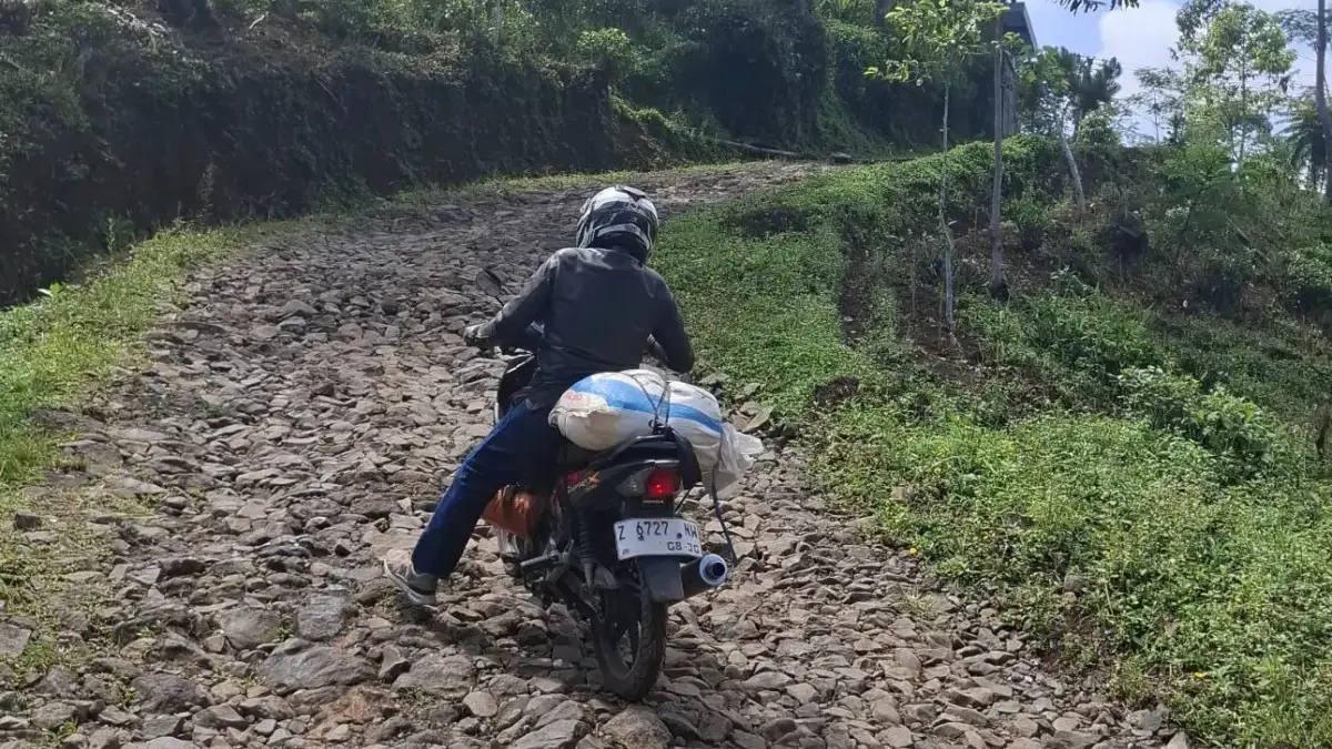 15 Tahun Dibiarkan Rusak, Warga Cukangjayaguna Tasikmalaya Berjuang di Jalan Rusak