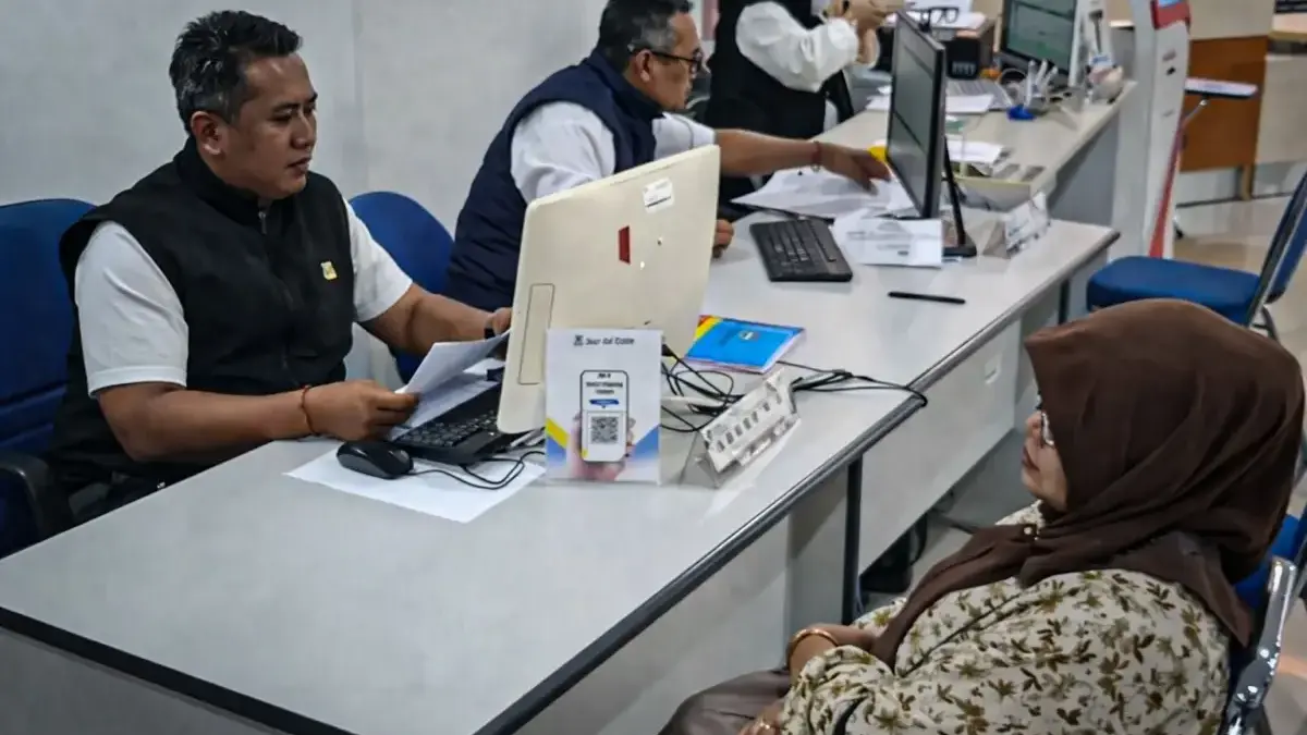 Petugas Disdukcapil Bandung Barat saat melayani masyarakat